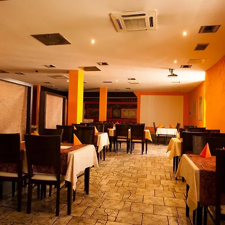 Gold Club & Casino מלון