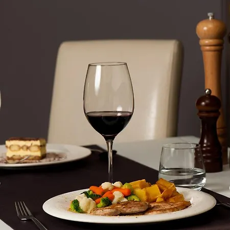 Gold Club & Casino Hotel 3*